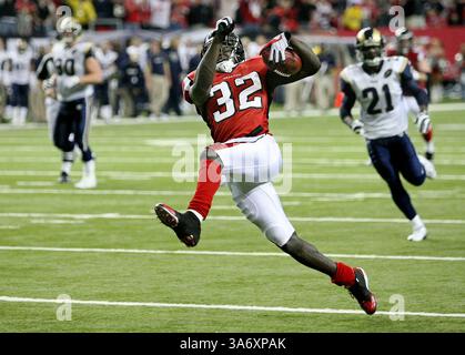 Dec. 28, 2008 - Atlanta Falcons Running back Jerious Norwood (32) fait un pas dans la zone finale pour un touchdown contre les nouveaux Louis Rams au Georgia Dome à Atlanta, Géorgie, le dimanche 28 décembre 2008. Les Falcons battent les Rams 31-27. (Curtis Compton/Atlanta Journal-Constitution/MCT) (crédit image : © Curtis Compton/MCT/ZUMAPRESS.com) Banque D'Images