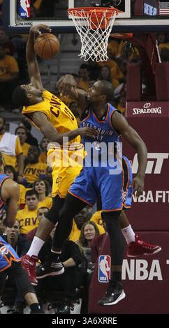 25 janvier 2015 - Cleveland, OH, USA - Tristan Thompson, les cavaliers de Cleveland, à gauche, accapare un rebond sur Serge Ibaka d'Oklahoma City Thunder au cours du premier quart-temps à Quicken Loans Arena à Cleveland, Ohio, le dimanche 25 janvier 2015. Les cavaliers gagnent, 108-98. (Crédit image : © Ed Suba Jr/TNS/ZUMA Wire) Banque D'Images