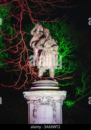 Statue d'Albert Ball au château de Nottingham illuminée dans le cadre de Light Night 2025, Nottinghamshire Angleterre Royaume-Uni Banque D'Images