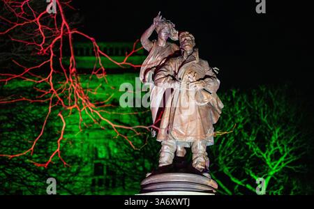 Statue d'Albert Ball au château de Nottingham illuminée dans le cadre de Light Night 2025, Nottinghamshire Angleterre Royaume-Uni Banque D'Images