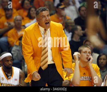 13 janvier 2009 - Bruce Pearl, entraîneur du Tennessee, crie aux officiels alors que l'Université du Kentucky jouait contre l'Université du Tennessee au Thompson-Boling Arena à Knoxville, Tennessee, le mardi 13 janvier 2009. (Charles Bertram/Lexington Herald-leader/MCT) (crédit image : © Charles Bertram/MCT/ZUMAPRESS.com) Banque D'Images