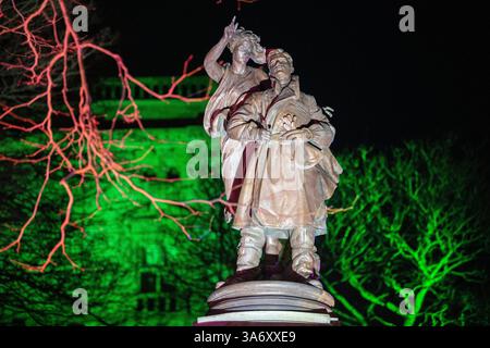 Statue d'Albert Ball au château de Nottingham illuminée dans le cadre de Light Night 2025, Nottinghamshire Angleterre Royaume-Uni Banque D'Images