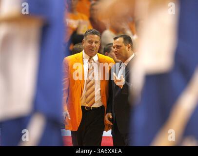13 janvier 2009 - L'entraîneur-chef du Tennessee Bruce Pearl, à gauche, et l'entraîneur du Kentucky Billy Gillispie, à droite, parlent avant le match alors que l'Université du Kentucky joue contre l'Université du Tennessee au Thompson-Boling Arena à Knoxville, Tennessee, le mardi 13 janvier 2009. (Charles Bertram/Lexington Herald-leader/MCT) (crédit image : © Charles Bertram/MCT/ZUMAPRESS.com) Banque D'Images