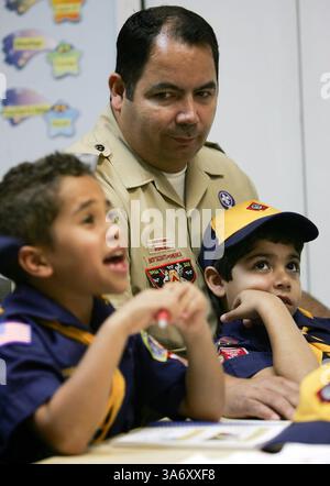 12 janvier 2009 - Jadiel Rivera, 7 ans, à gauche, de Winter Garden, Floride, Eric Santiago, Sr., au centre, directeur de l'initiative hispanique de Winter Garden, et son fils Eric, 7 ans, participent à une réunion des Cub Scout den à la première Église méthodiste unie de Winter Garden, le lundi 12 janvier 2009. Les Boy Scouts of America ont vu leurs rangs décliner, alors ils se tournent vers le groupe ethnique à la croissance la plus rapide pour compenser la perte : les hispaniques. (Chad Pilster/Orlando Sentinel/MCT) (image crédit : © Chad Pilster/MCT/ZUMAPRESS.com) Banque D'Images