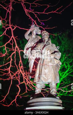 Statue d'Albert Ball au château de Nottingham illuminée dans le cadre de Light Night 2025, Nottinghamshire Angleterre Royaume-Uni Banque D'Images