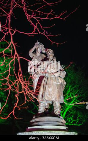 Statue d'Albert Ball au château de Nottingham illuminée dans le cadre de Light Night 2025, Nottinghamshire Angleterre Royaume-Uni Banque D'Images