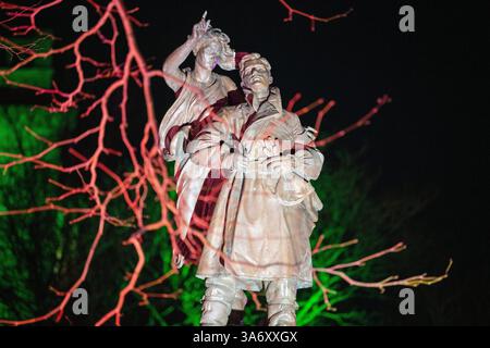 Statue d'Albert Ball au château de Nottingham illuminée dans le cadre de Light Night 2025, Nottinghamshire Angleterre Royaume-Uni Banque D'Images
