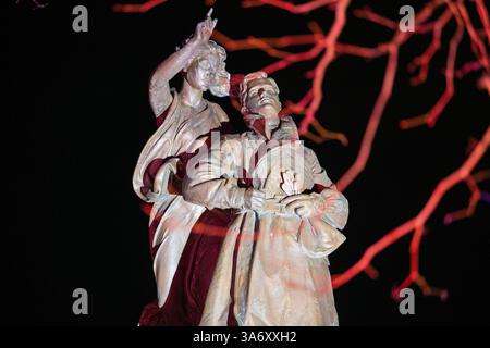 Statue d'Albert Ball au château de Nottingham illuminée dans le cadre de Light Night 2025, Nottinghamshire Angleterre Royaume-Uni Banque D'Images
