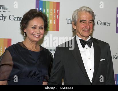 6 décembre 2014 - Washington, District of Columbia, États-Unis d'Amérique - L'acteur Sam Waterston et son épouse Lynn Louisa Woodruff arrivent pour le dîner officiel de l'artiste honorant les récipiendaires du Kennedy Center Honors 2014 organisé par le secrétaire d'État des États-Unis John F. Kerry au département d'État des États-Unis à Washington, DC, le samedi 6 décembre 2014. Les lauréats 2014 sont : le chanteur Al Green, l'acteur et cinéaste Tom Hanks, la ballerine Patricia McBride, l'auteur-compositeur-interprète Sting et la comédienne Lily Tomlin..crédit : Ron Sachs / Pool via CNP (crédit image : © Ron Sachs/CNP/ZUMAPRESS.com) Banque D'Images