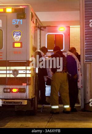 15 janvier 2009 - les survivants du vol 1549 de US Airways sont conduits à l'hôpital Luke's-Roosevelt de New York, New York, le jeudi 15 janvier 2009. L'avion, à destination de Charlotte, Caroline du Nord, est descendu dans le fleuve Hudson quelques minutes après son décollage de l'aéroport LaGuardia. (Jori Klein/Newsday/MCT) (image de crédit : © Jori Klein/MCT/ZUMAPRESS.com) Banque D'Images