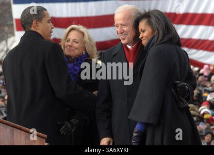 17 janvier 2009 - le président élu Barack Obama, son épouse Michelle Obama, le vice-président élu Joe Biden et son épouse Jill Biden se tiennent ensemble sur le podium après le discours d'Obama à Wilmington, Delaware, samedi 17 janvier 2009. Les Obamas et les Bidens ont fait un voyage cérémoniel en train de Philadelphie et Wilmington à Washington. (April Saul/Philadelphia Inquirer/MCT) (image crédit : © Philadelphia Inquirer/MCT/ZUMAPRESS.com) Banque D'Images