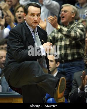 17 janvier 2009 - Mike Krzyzewski, entraîneur-chef de Duke, monte la jambe dans les dernières secondes de la victoire de Duke 76-67 contre Georgetown au Cameron Indoor Stadium à Durham, Caroline du Nord, samedi 17 janvier 2009. (Chuck Liddy/Raleigh News & observer/MCT) (image crédit : © Raleigh News & observer/MCT/ZUMAPRESS.com) Banque D'Images