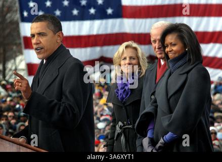 17 janvier 2009 - le président élu Barack Obama s'adresse à la foule à Wilmington, Delaware, comme son épouse, Michelle Obama, vice-président élu Joe Biden et son épouse, Jill Biden, écouter, samedi 17 janvier, 2009. les Obamas et les Bidens ont fait un voyage cérémoniel en train de Philadelphie et Wilmington à Washington. (April Saul/Philadelphia Inquirer/MCT) (image crédit : © Philadelphia Inquirer/MCT/ZUMAPRESS.com) Banque D'Images