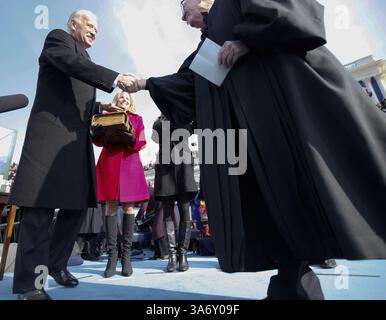 20 janvier 2009 - le vice-président Joseph Biden, à gauche, serre la main au juge adjoint de la Cour suprême John Paul Stevens, à la suite de sa cérémonie de prestation de serment au Capitole des États-Unis à Washington, DC, le mardi 20 janvier 2009. (Chuck Kennedy/MCT) (crédit image : © Chuck Kennedy/MCT/ZUMAPRESS.com) Banque D'Images
