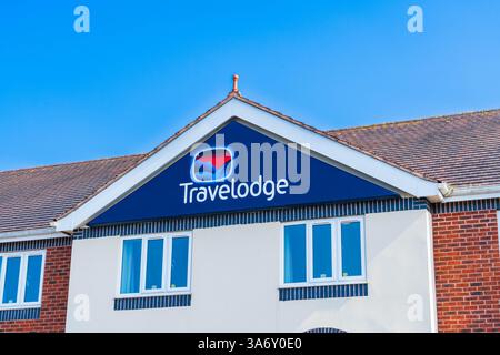 Ludlow, Shropshire, Royaume-Uni - 24 mars 2025 : signalétique externe de Travelodge, société hôtelière et hôtelière basée au Royaume-Uni Banque D'Images