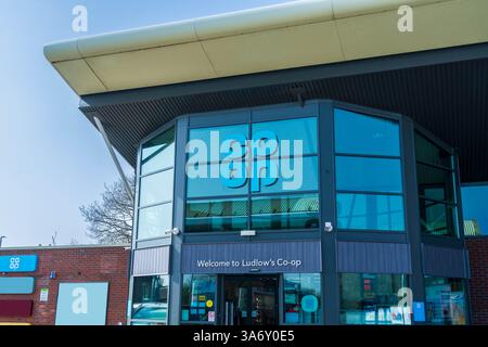 Ludlow, Shropshire, Royaume-Uni - 24 mars 2025 : façade de la société britannique de vente au détail, Co-op, une coopérative locale appartenant à un membre Banque D'Images