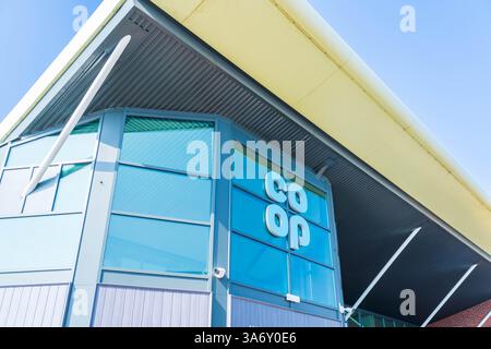 Ludlow, Shropshire, Royaume-Uni - 24 mars 2025 : façade de la société britannique de vente au détail, Co-op, une coopérative locale appartenant à un membre Banque D'Images