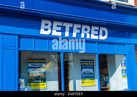 Ludlow, Shropshire, Royaume-Uni - 24 mars 2025 : signalisation externe du bookmaker britannique Betfred Banque D'Images