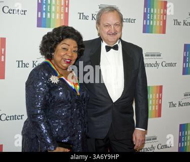 Dec. 6, 2014 - Washington, District of Columbia, États-Unis d'Amérique - Martina Arroyo et Paolo Petrini, honorées du Kennedy Center 2013, arrivent pour le dîner officiel de l'artiste honorant les récipiendaires du Kennedy Center Honors 2014 organisé par le secrétaire d'État des États-Unis John F. Kerry au Département d'État des États-Unis à Washington, DC, le samedi 6 décembre 2014. Les lauréats de 2014 sont : le chanteur Al Green, l'acteur et cinéaste Tom Hanks, la ballerine Patricia McBride, l'auteur-compositeur-interprète Sting, et la comédienne Lily Tomlin..crédit : Ron Sachs / Pool via CNP (crédit image : © Ron Sachs/CNP/ZUMAPRESS.c. Banque D'Images