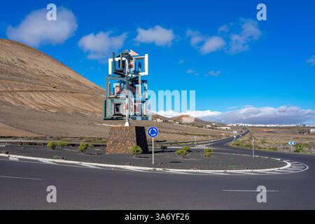 Rond-point routier avec éolienne par Cesar Manrique à Lanzarote, Îles Canaries, Espagne Banque D'Images