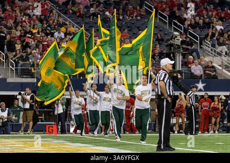29 novembre 2104 : Baylor Bears pom-meneurs pendant le match de football de la NCAA entre les Baylor Bears et les Texas Tech Red Raiders au AT&T Stadium d'Arlington, Texas. Les Bears ont vaincu les Red Raiders 48-46.(image crédit : © Tim Warner/Cal Sport Media/ZUMAPRESS.com) Banque D'Images