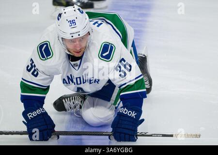 9 décembre 2014 : Jannik Hansen #36, aile droite des Canucks de Vancouver, se réchauffe avant un match de la LNH entre les Canucks de Vancouver et les Canadiens de Montréal au Centre Bell de Montréal, Québec, Canada. Philippe Bouchard/CSM(crédit image : © Philippe Bouchard/Cal Sports Med/Cal Sport Media/ZUMAPRESS.com) Banque D'Images
