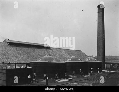 IDA Werk, Ganister Brick travaille à Linn, un quartier historique de la ville de Krefeld, situé dans l'état de Rhénanie du Nord-Westphalie, Allemagne. Cette image montre des ouvriers à côté des fours et une grande cheminée industrielle. D’après une collection de photographies d’une tournée européenne familiale qui s’est déroulée en 1899. Les photographies originales étaient d'environ 3 ½ x 2 ½ pouces et présentent une vue intéressante des coutumes, des modes et de l'histoire sociale de la fin de la période victorienne. Banque D'Images