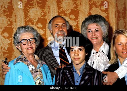5 janvier 2006 - Bea Arthur et la famille,.mom- Bea Frankel.Mari- Gene Saks.et fils- Danny et Matthieu. Nate Cutler - 1976.BEAARTHURRETRO(Image Crédit : © Globe Photos/ZUMAPRESS.com) Banque D'Images