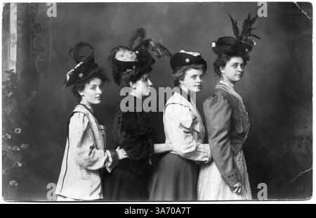 5 août 2014 - quatre femmes à la mode dans des chapeaux à plumes debout en rangée avec les mains touchant la taille, Portrait, vers 1915 (crédit image : © Glasshouse/ZUMA Wire) Banque D'Images