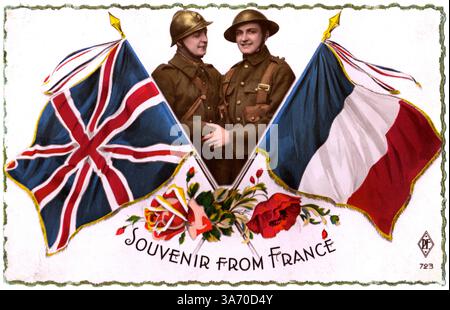 27 août 2014 - soldat français et britannique serrant la main derrière Union Jack et drapeaux français, première Guerre mondiale, ''souvenir de France, carte postale française, vers 1918 (crédit image : © Glasshouse/ZUMA Wire) Banque D'Images