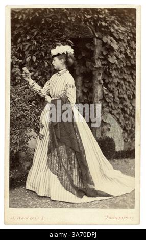 Original Victorian carte de visite (carte de visite ou CDV) d'une belle femme victorienne, femme victorienne, appelée Mrs John Bateson, de la collection de la famille Arkwright, Hampton court Castle Hereford, photographié par Marcus Ward & Co 13 Donegall place, Belfast, Royaume-Uni vers 1867 Banque D'Images