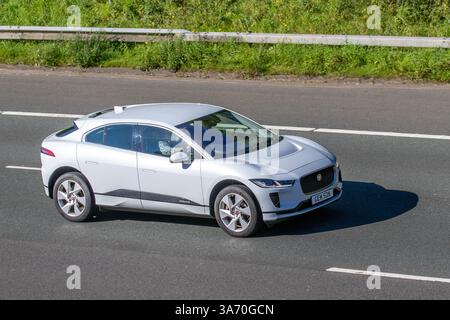 2024 Blanc Jaguar F-Pace voiture de luxe tout électrique, i-PACE se EV400 Automatic Electric ; voyageant sur l'autoroute M6, Royaume-Uni Banque D'Images