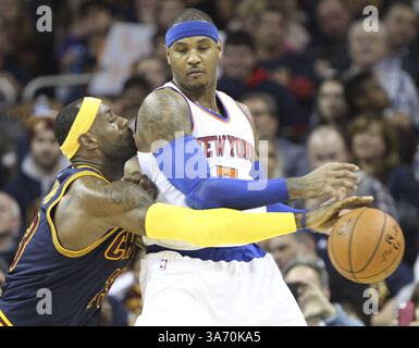 30 oct. 2014 - Cleveland, OH, USA - LeBron James des cavaliers de Cleveland, à gauche, enlève le ballon à Carmello Anthony des Knicks de New York au cours du deuxième quart-temps, jeudi 30 oct. 2014, au Quicken Loans Arena de Cleveland. (Crédit image : © Phil Masturzo/TNS/ZUMA Wire) Banque D'Images