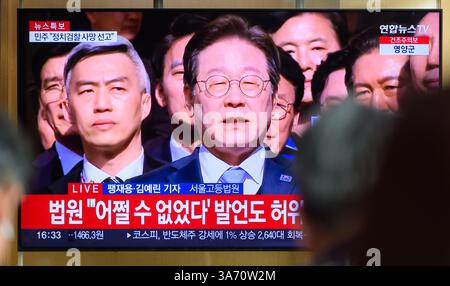 Séoul, Corée du Sud. 26 mars 2025. Une émission télévisée Yonhap diffusée 24 heures sur 24 à la gare de Séoul montre Lee Jae-myung, chef du principal parti démocratique d'opposition, s'adressant à des journalistes à la haute Cour de Séoul après que le tribunal eut annulé une peine de prison avec sursis contre lui pour avoir menti en tant que candidat à la présidence lors de l'élection présidentielle de 2022, l'acquittant de l'accusation. Crédit : SOPA images Limited/Alamy Live News Banque D'Images