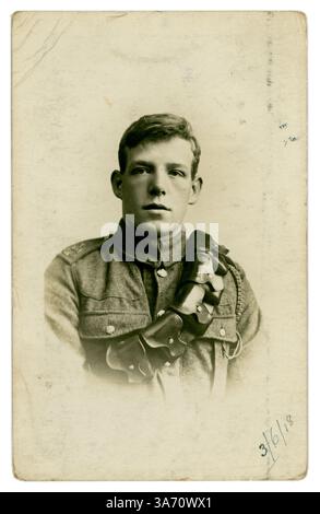 Carte postale originale de l'ère WW1 du beau soldat britannique de la première Guerre mondiale dans la Royal Field Artillery (RFA) indiqué par son badge de revers. Soldat de la première Guerre mondiale soldats de la première Guerre mondiale. Le jeune homme s'appelle Frank, dans un message poignant sur le revers, il souhaite à son "CHUM Sid bonne chance", daté du 3 juin 1918. Banque D'Images