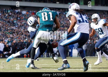 23 novembre 2014 : Daimion Stafford (39 ans), un joueur fort des Titans du Tennessee, repousse le ballon du receveur des Philadelphia Eagles, Jordan Matthews (81), lors du match de NFL entre les Titans du Tennessee et les Eagles de Philadelphie au Lincoln Financial Field à Philadelphie, en Pennsylvanie. Les Eagles de Philadelphie ont gagné 43-24.(image crédit : © Chris Szagola/Cal Sport Media/ZUMAPRESS.com) Banque D'Images