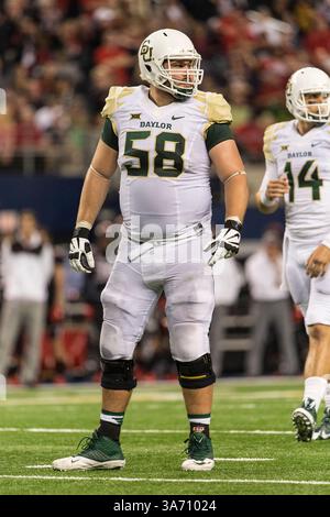 29 novembre 2104 : les Baylor Bears attaquent Spencer Drango (58) pendant le match de football NCAA entre les Baylor Bears et les Texas Tech Red Raiders au AT&T Stadium d'Arlington, Texas. Les Bears ont vaincu les Red Raiders 48-46.(image crédit : © Tim Warner/Cal Sport Media/ZUMAPRESS.com) Banque D'Images