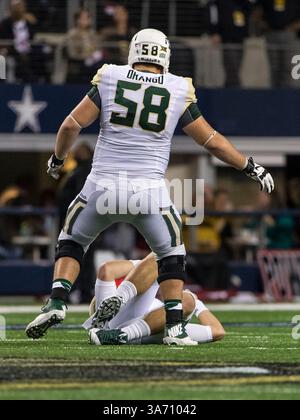 29 novembre 2104 : Spencer Drango (58 ans) réagit à une blessure du quarterback des Baylor Bears Bryce Petty (14 ans) lors du match de football NCAA entre les Baylor Bears et les Texas Tech Red Raiders au AT&T Stadium d'Arlington, Texas. Les Bears ont vaincu les Red Raiders 48-46.(image crédit : © Tim Warner/Cal Sport Media/ZUMAPRESS.com) Banque D'Images