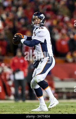 30 novembre 2014 : le quarterback des Broncos de Denver, Peyton Manning (18 ans), cherche à passer pendant le match NFL entre les Broncos de Denver et les Chiefs de Kansas City au stade Arrowhead de Kansas City, Missouri. Les Broncos ont battu les Chiefs 29-16.(image crédit : © Tim Warner/Cal Sport Media/ZUMAPRESS.com) Banque D'Images