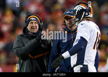 30 novembre 2014 : John Fox, entraîneur-chef des Broncos de Denver, discute avec Peyton Manning (18 ans), quarterback des Broncos de Denver, lors du match NFL entre les Broncos de Denver et les Chiefs de Kansas City au stade Arrowhead de Kansas City, Missouri. Les Broncos ont battu les Chiefs 29-16.(image crédit : © Tim Warner/Cal Sport Media/ZUMAPRESS.com) Banque D'Images