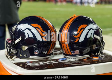 30 novembre 2014 : Casques des Broncos de Denver lors du match NFL entre les Broncos de Denver et les Chiefs de Kansas City au stade Arrowhead de Kansas City, Missouri. Les Broncos ont battu les Chiefs 29-16.(image crédit : © Tim Warner/Cal Sport Media/ZUMAPRESS.com) Banque D'Images