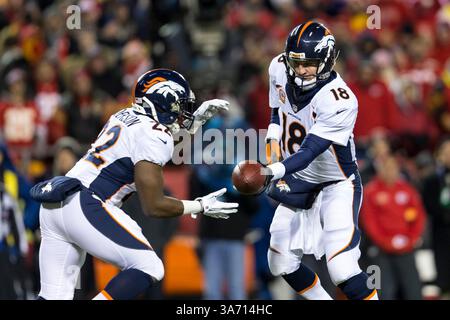 30 novembre 2014 : le quarterback des Broncos de Denver Peyton Manning (18 ans) remet le ballon au Running back des Broncos de Denver C.J. Anderson (22 ans) lors du match NFL entre les Broncos de Denver et les Chiefs de Kansas City au stade Arrowhead de Kansas City, Missouri. Les Broncos ont battu les Chiefs 29-16.(image crédit : © Tim Warner/Cal Sport Media/ZUMAPRESS.com) Banque D'Images