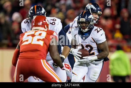 30 novembre 2014 : le dos des Broncos de Denver, C.J. Anderson (22 ans), court le ballon pendant le match NFL entre les Broncos de Denver et les Chiefs de Kansas City au stade Arrowhead de Kansas City, Missouri. Les Broncos ont battu les Chiefs 29-16.(image crédit : © Tim Warner/Cal Sport Media/ZUMAPRESS.com) Banque D'Images