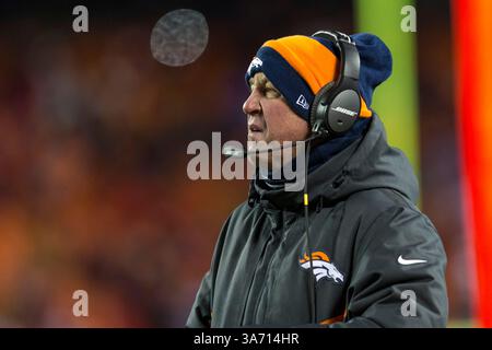 30 novembre 2014 : John Fox, entraîneur-chef des Broncos de Denver, lors d'un match en NFL entre les Broncos de Denver et les Chiefs de Kansas City au stade Arrowhead de Kansas City, Missouri. Les Broncos ont battu les Chiefs 29-16.(image crédit : © Tim Warner/Cal Sport Media/ZUMAPRESS.com) Banque D'Images