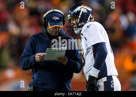 30 novembre 2014 : le quarterback des Broncos de Denver Peyton Manning (18 ans) discute avec un entraîneur pendant le match NFL entre les Broncos de Denver et les Chiefs de Kansas City au stade Arrowhead de Kansas City, Missouri. Les Broncos ont battu les Chiefs 29-16.(image crédit : © Tim Warner/Cal Sport Media/ZUMAPRESS.com) Banque D'Images