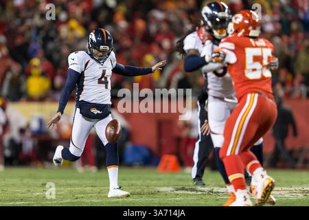 30 novembre 2014 : Britton Colquitt (4 ans), joueur des Broncos de Denver, lors d'un match en NFL entre les Broncos de Denver et les Chiefs de Kansas City au stade Arrowhead de Kansas City, Missouri. Les Broncos ont battu les Chiefs 29-16.(image crédit : © Tim Warner/Cal Sport Media/ZUMAPRESS.com) Banque D'Images