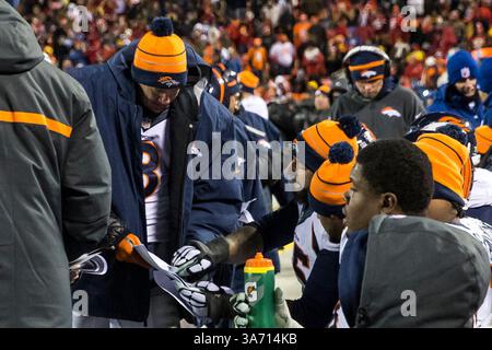 30 novembre 2014 : le quarterback des Broncos de Denver Peyton Manning (18 ans) discute avec Chris Clark (75 ans) des matchs en NFL entre les Broncos de Denver et les Chiefs de Kansas City au stade Arrowhead à Kansas City, Missouri. Les Broncos ont battu les Chiefs 29-16.(image crédit : © Tim Warner/Cal Sport Media/ZUMAPRESS.com) Banque D'Images