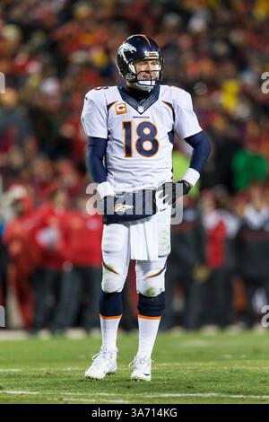 30 novembre 2014 : le quarterback des Broncos de Denver Peyton Manning (18 ans) lors du match NFL entre les Broncos de Denver et les Chiefs de Kansas City au stade Arrowhead de Kansas City, Missouri. Les Broncos ont battu les Chiefs 29-16.(image crédit : © Tim Warner/Cal Sport Media/ZUMAPRESS.com) Banque D'Images