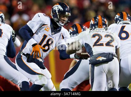 30 novembre 2014 : le quarterback des Broncos de Denver Peyton Manning (18 ans) remet le ballon au Running back des Broncos de Denver C.J. Anderson (22 ans) lors du match NFL entre les Broncos de Denver et les Chiefs de Kansas City au stade Arrowhead de Kansas City, Missouri. Les Broncos ont battu les Chiefs 29-16.(image crédit : © Tim Warner/Cal Sport Media/ZUMAPRESS.com) Banque D'Images