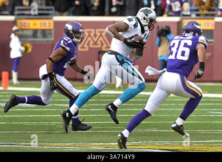 30 novembre 2014 - Minneapolis, MN, États-Unis - Kelvin Benjamin (13), receveur des Carolina Panthers Wide courses entre Josh Robinson (21), cornerback des Vikings du Minnesota, et Robert Blanton (36), suite à une réception de laissez-passer lors du deuxième quart d'action, le dimanche 30 novembre 2014, au stade TCF Bank de Minneapolis. (Crédit image : © Jeff Siner/TNS/ZUMA Wire) Banque D'Images